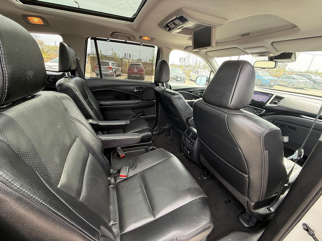 2017 Honda Pilot Touring*CAPTAIN CHAIRS*DVD*NAVI*LOADED* Photo
