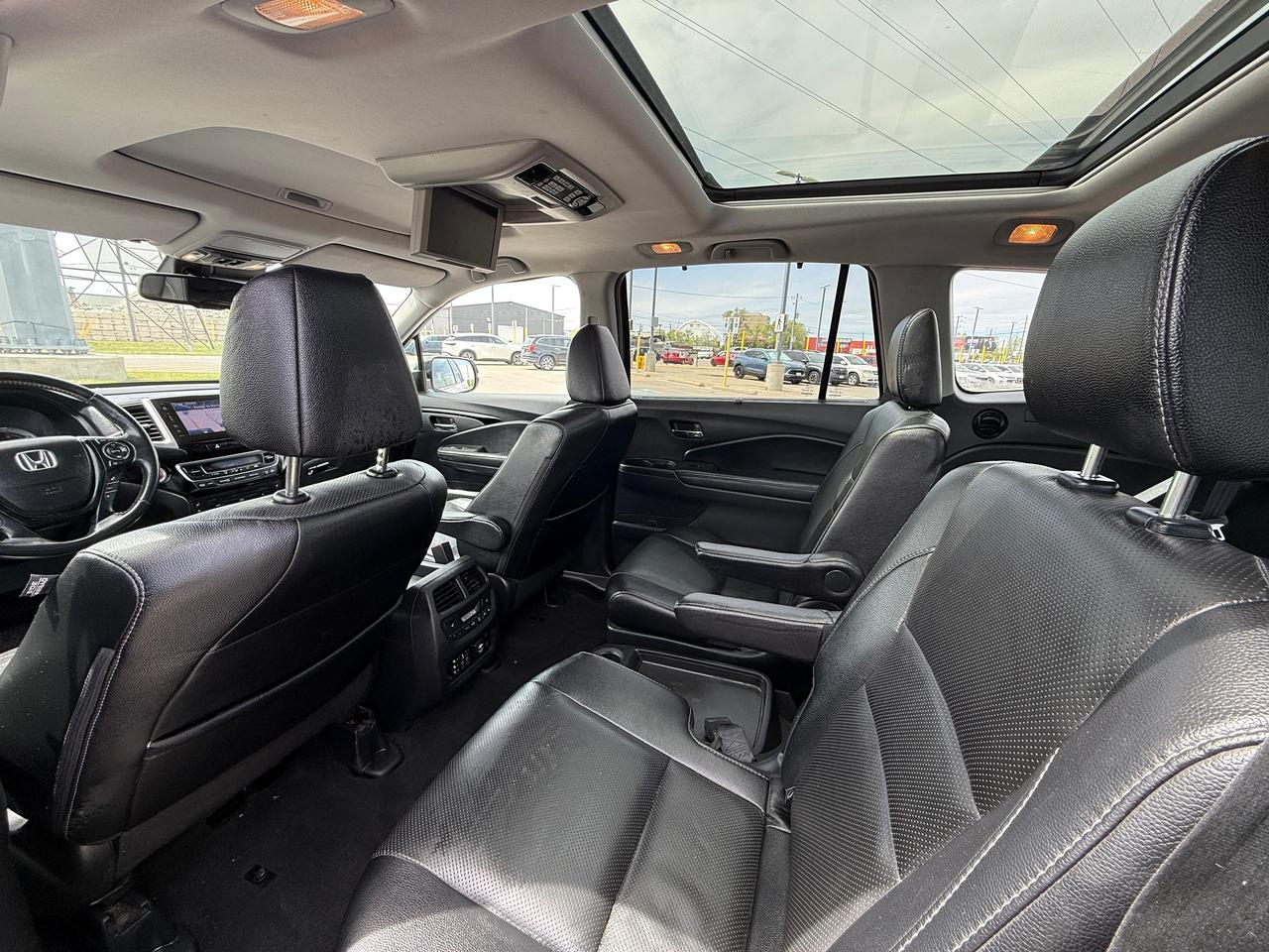 2017 Honda Pilot Touring*CAPTAIN CHAIRS*DVD*NAVI*LOADED* Photo