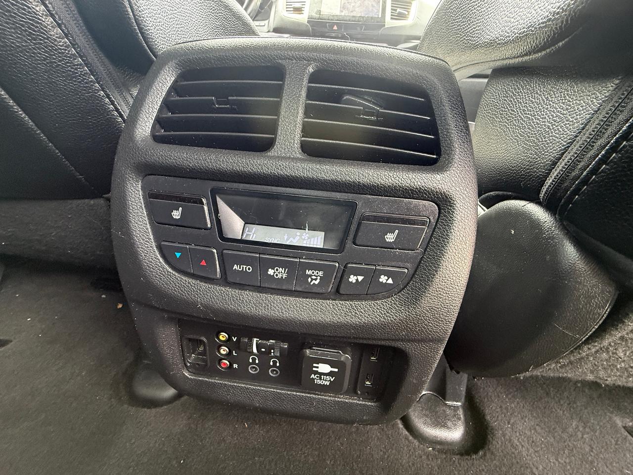 2017 Honda Pilot Touring*CAPTAIN CHAIRS*DVD*NAVI*LOADED* Photo