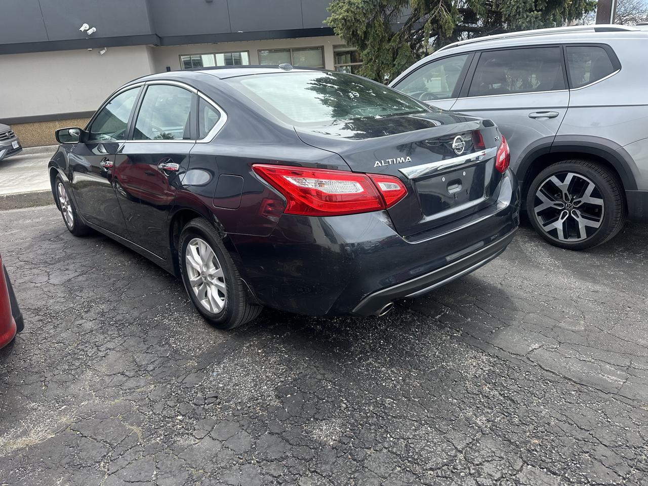 2017 Nissan Altima SV Photo