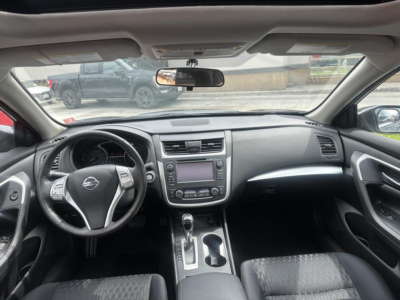 2017 Nissan Altima SV Photo