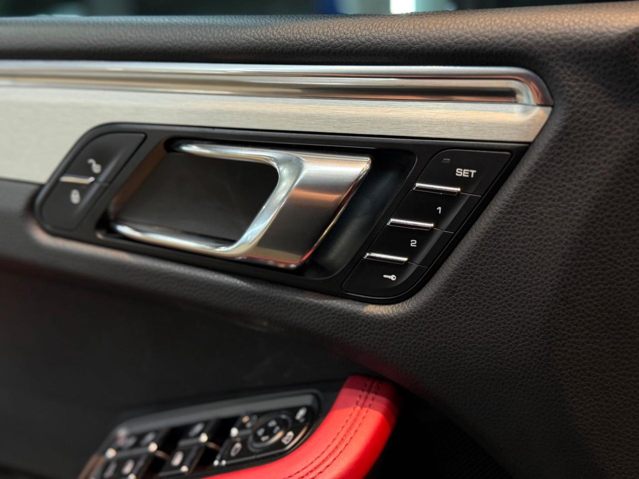 2016 Porsche Macan TURBO|CLEAN CARFAX|RED LEATHER Photo