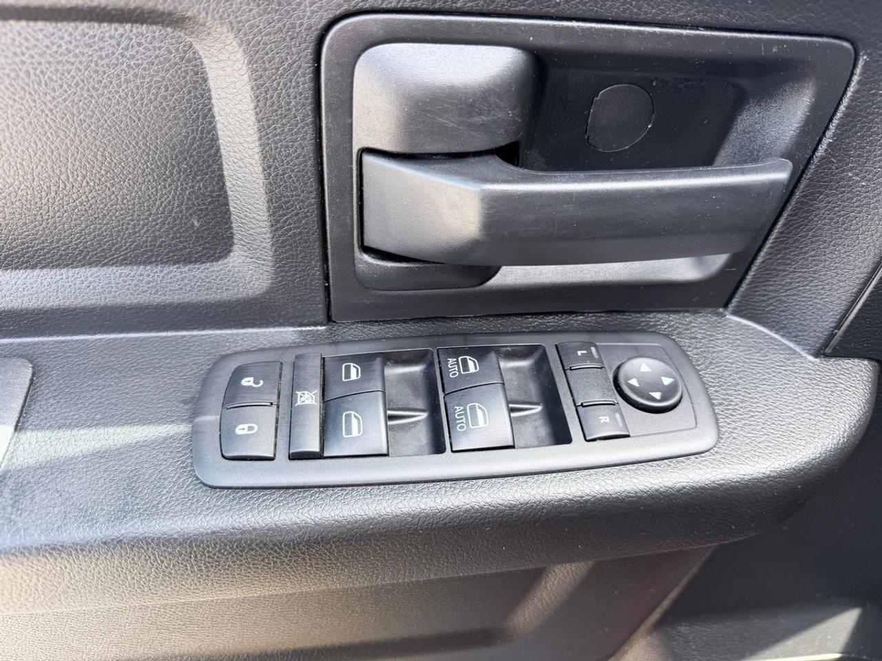 2021 RAM 1500 Classic 4X4 EXPRESS Photo