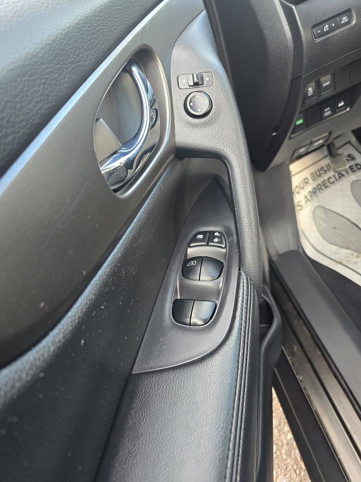 2015 Nissan Rogue SV Photo