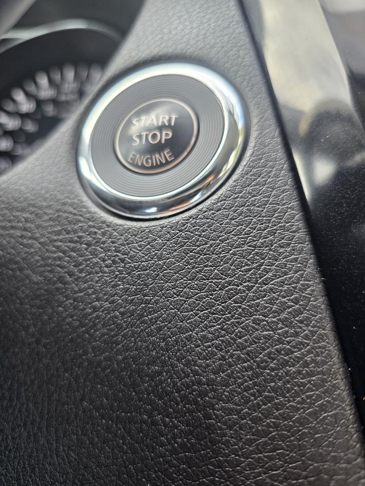 2015 Nissan Rogue SV Photo
