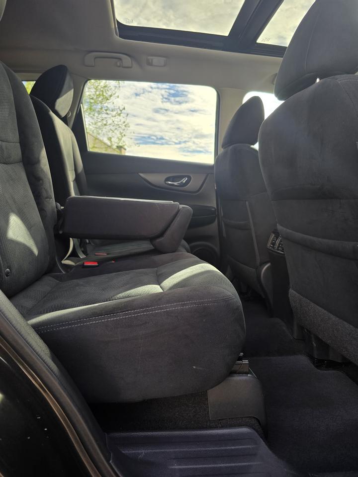 2015 Nissan Rogue SV Photo