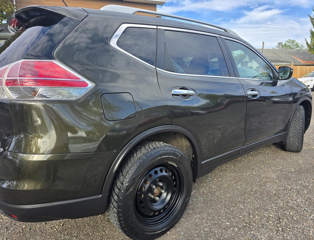 2015 Nissan Rogue SV Photo