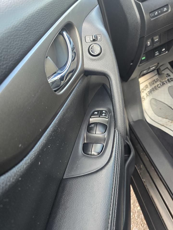 2015 Nissan Rogue SV Photo
