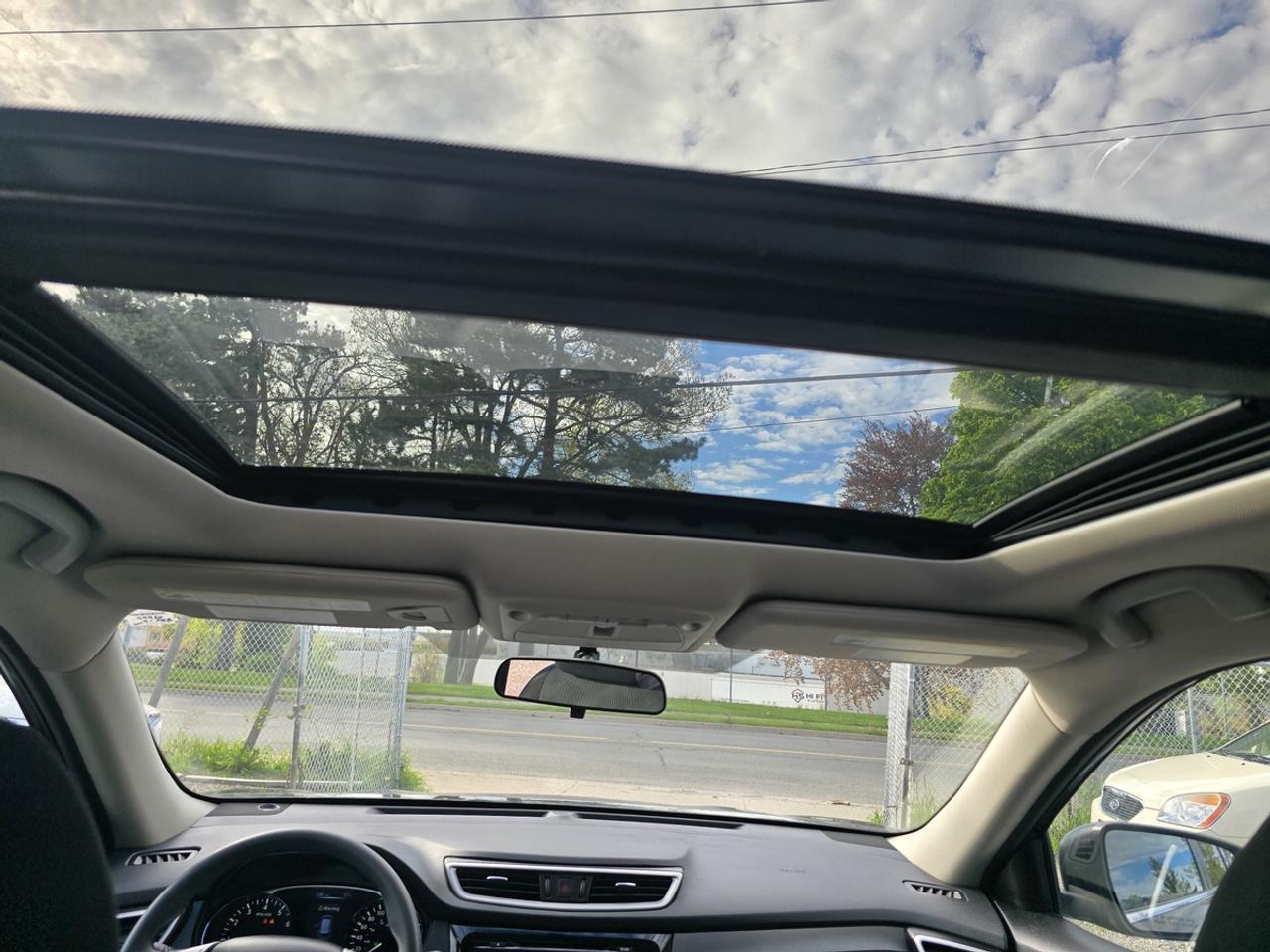 2015 Nissan Rogue SV Photo