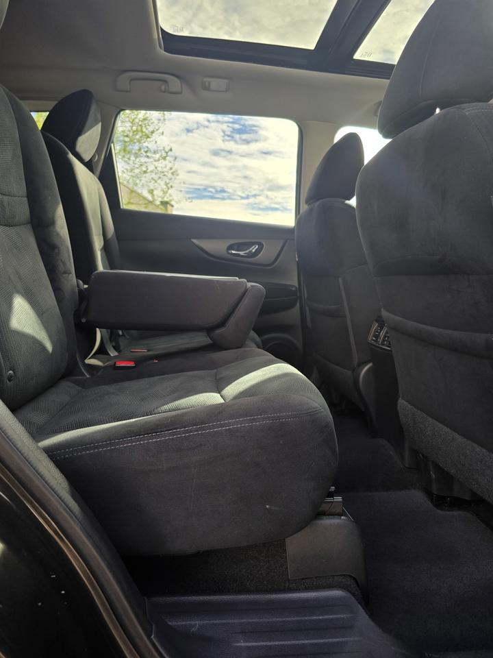 2015 Nissan Rogue SV Photo