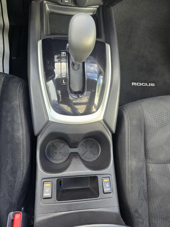 2015 Nissan Rogue SV Photo
