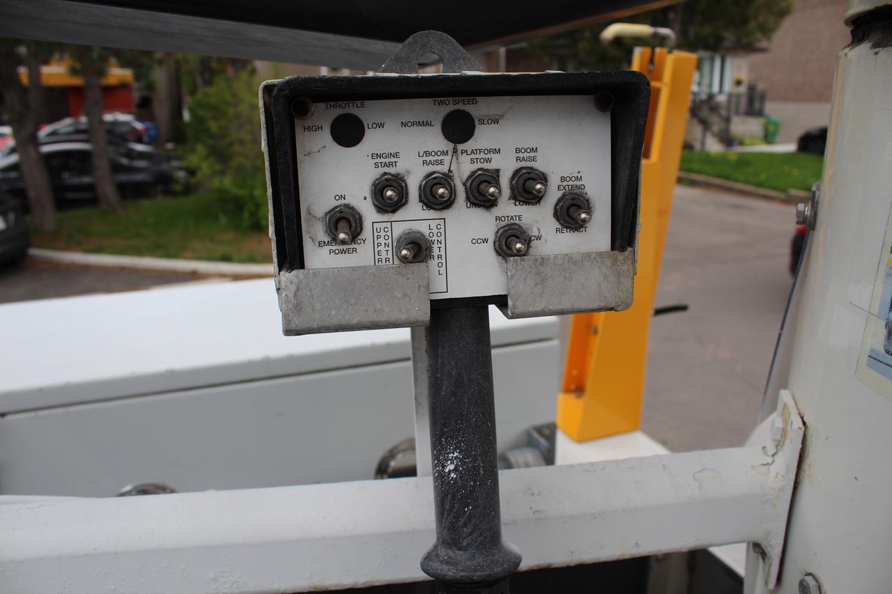 2014 RAM 5500 ST Service Bucket Truck Versalift Photo