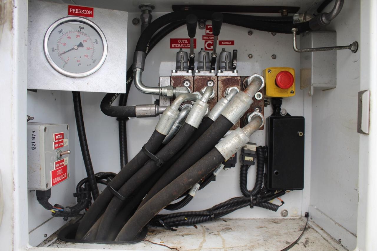 2014 RAM 5500 Service Bucket Truck Versalift Diesel Photo