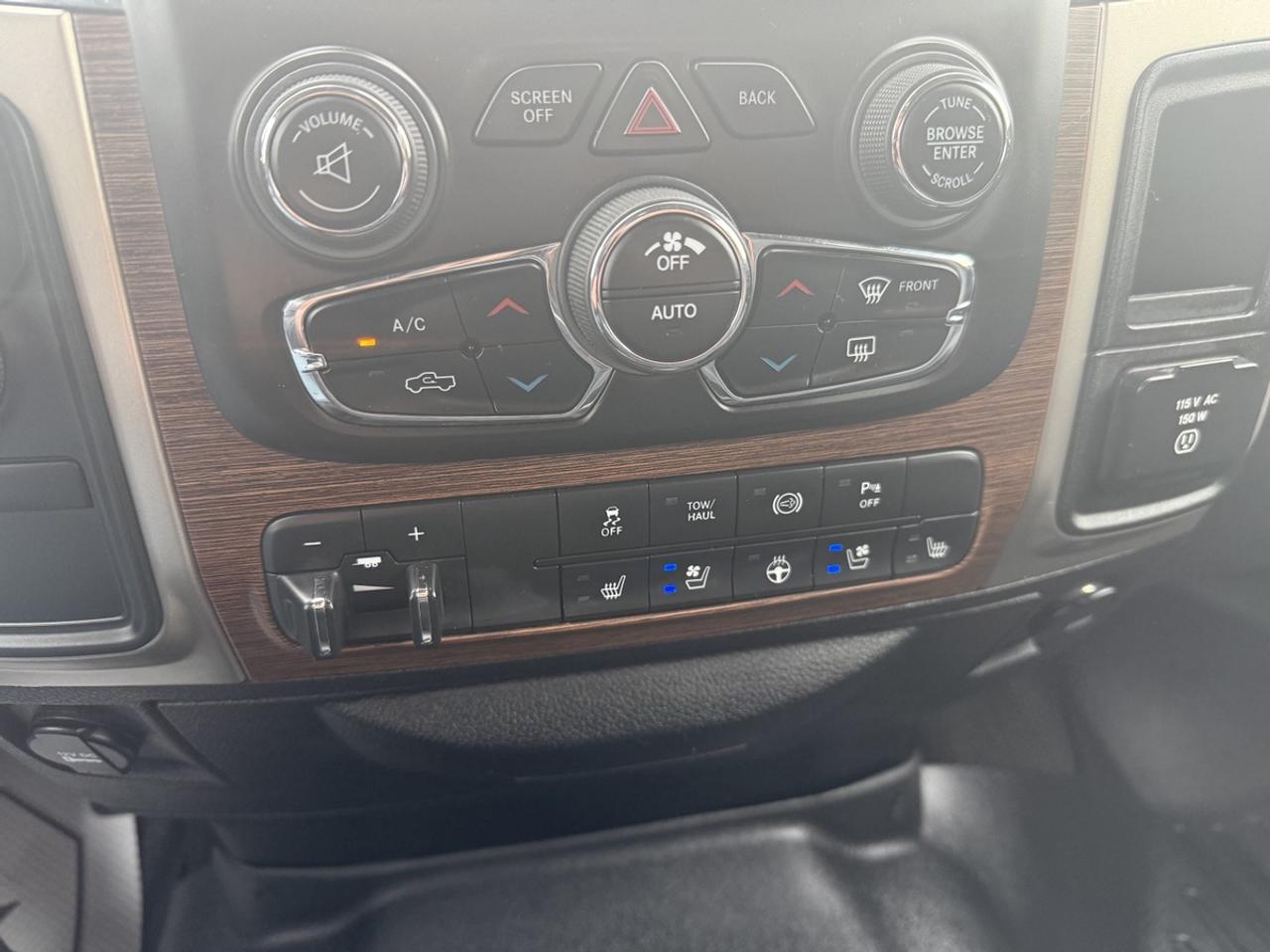 2014 RAM 3500 Laramie Photo
