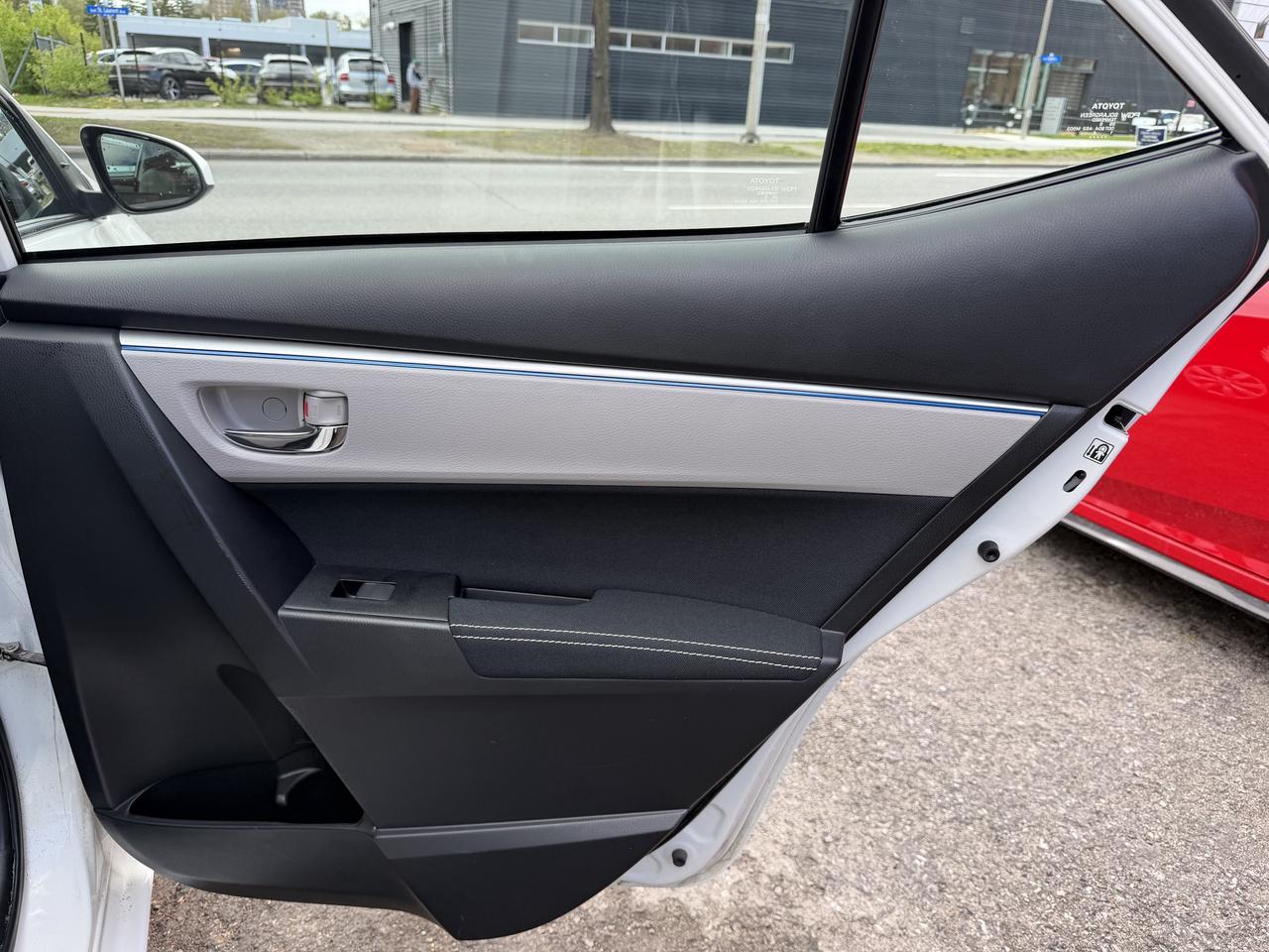 2015 Toyota Corolla LE Photo