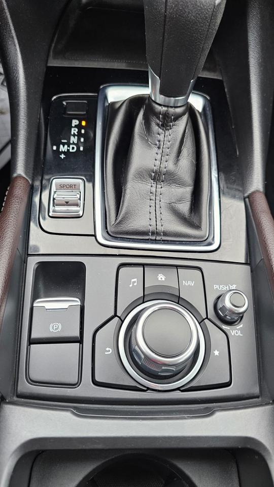 2017 Mazda MAZDA3 SE Photo