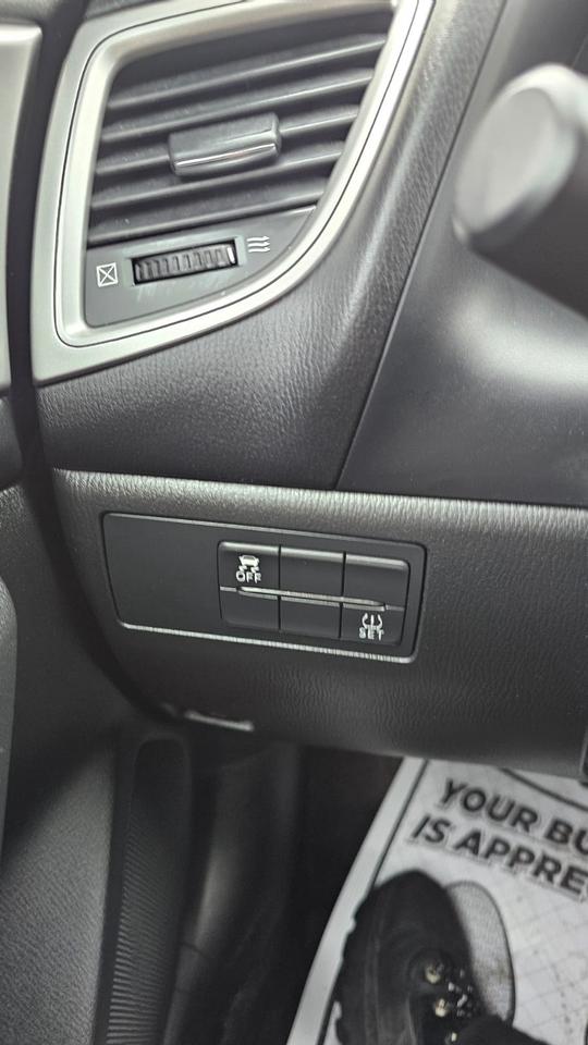 2017 Mazda MAZDA3 SE Photo