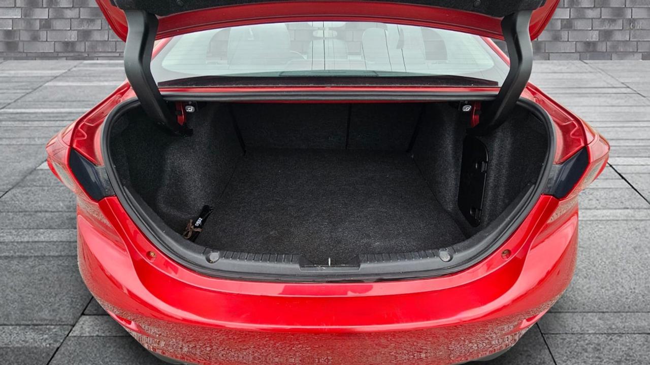 2017 Mazda MAZDA3 SE Photo