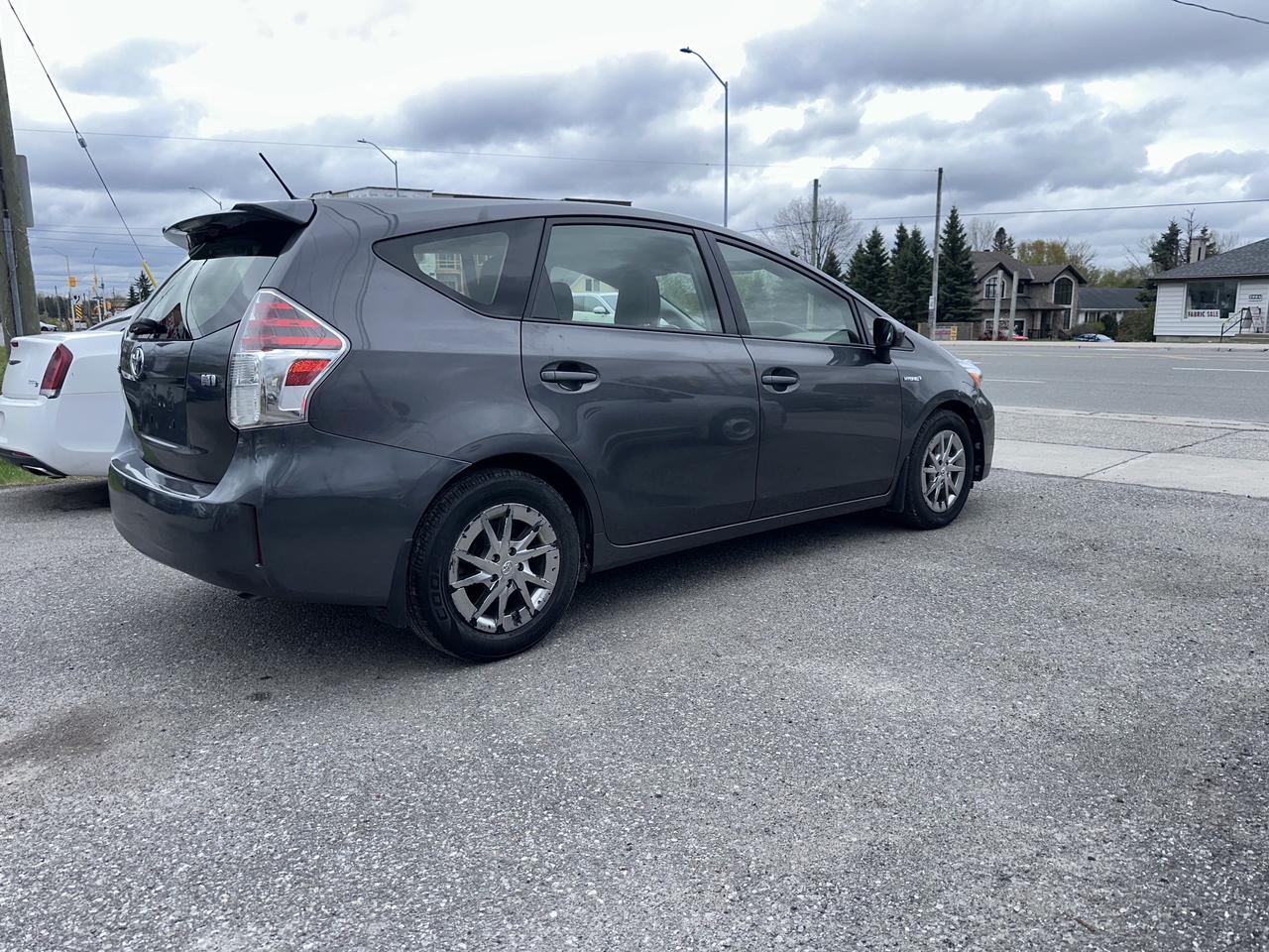 2016 Toyota Prius v V Photo