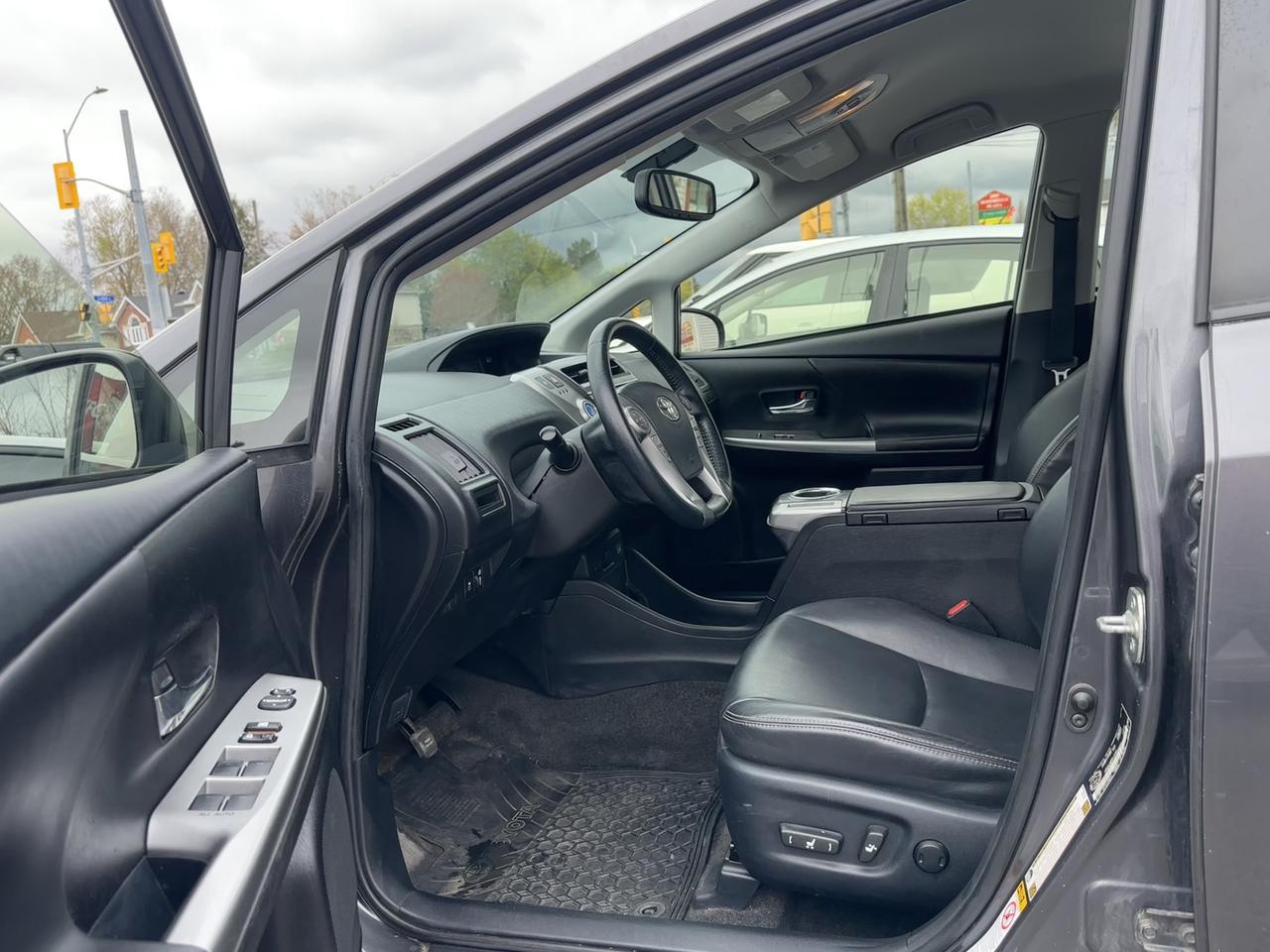 2016 Toyota Prius v V Photo