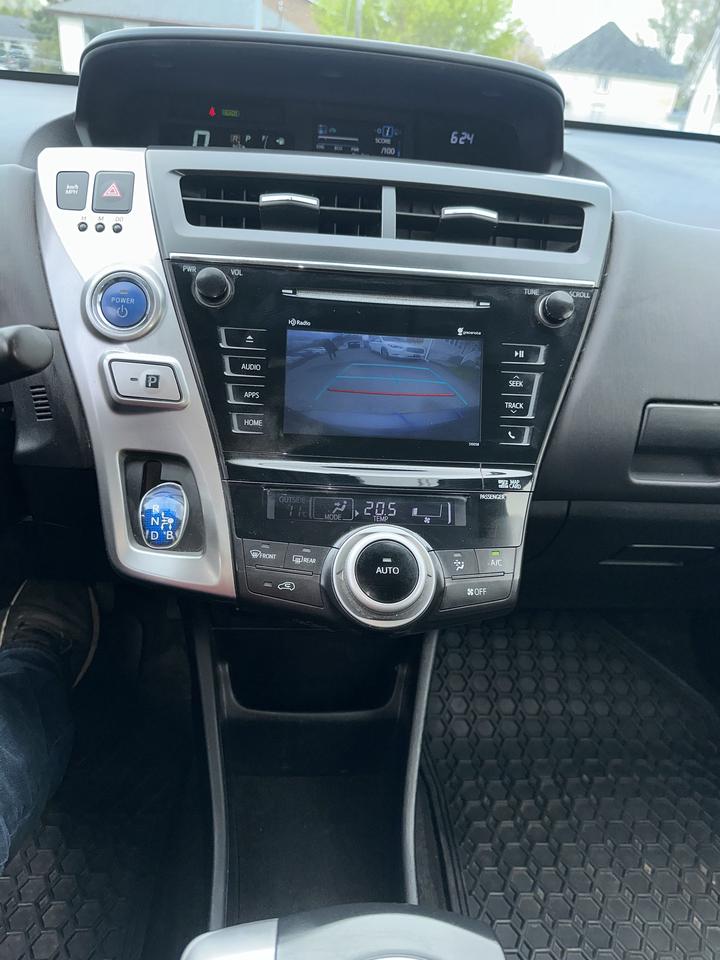 2016 Toyota Prius v V Photo