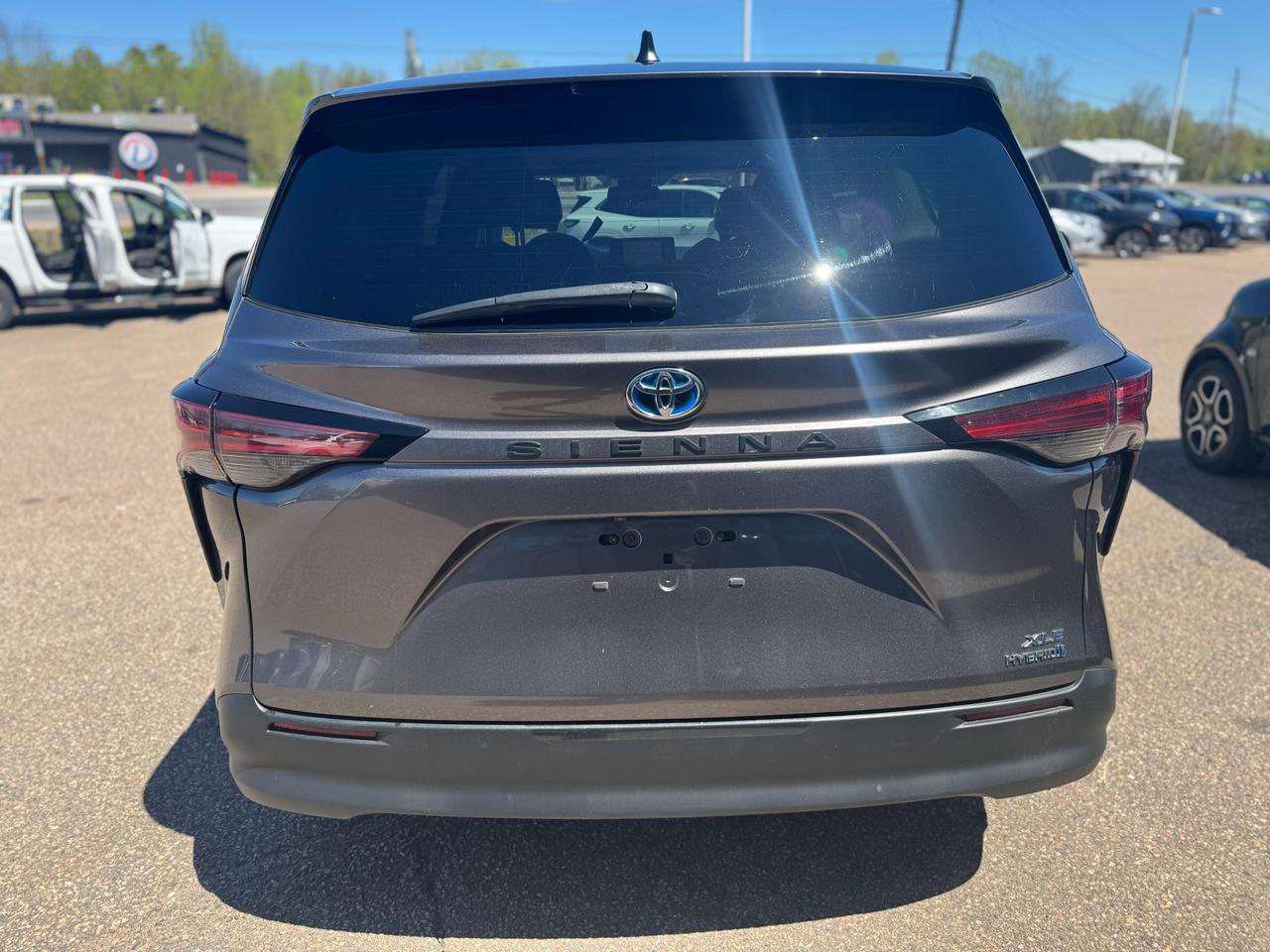 2021 Toyota Sienna XLE 8-Passenger 4dr Front-Wheel Drive Passenger Van Photo
