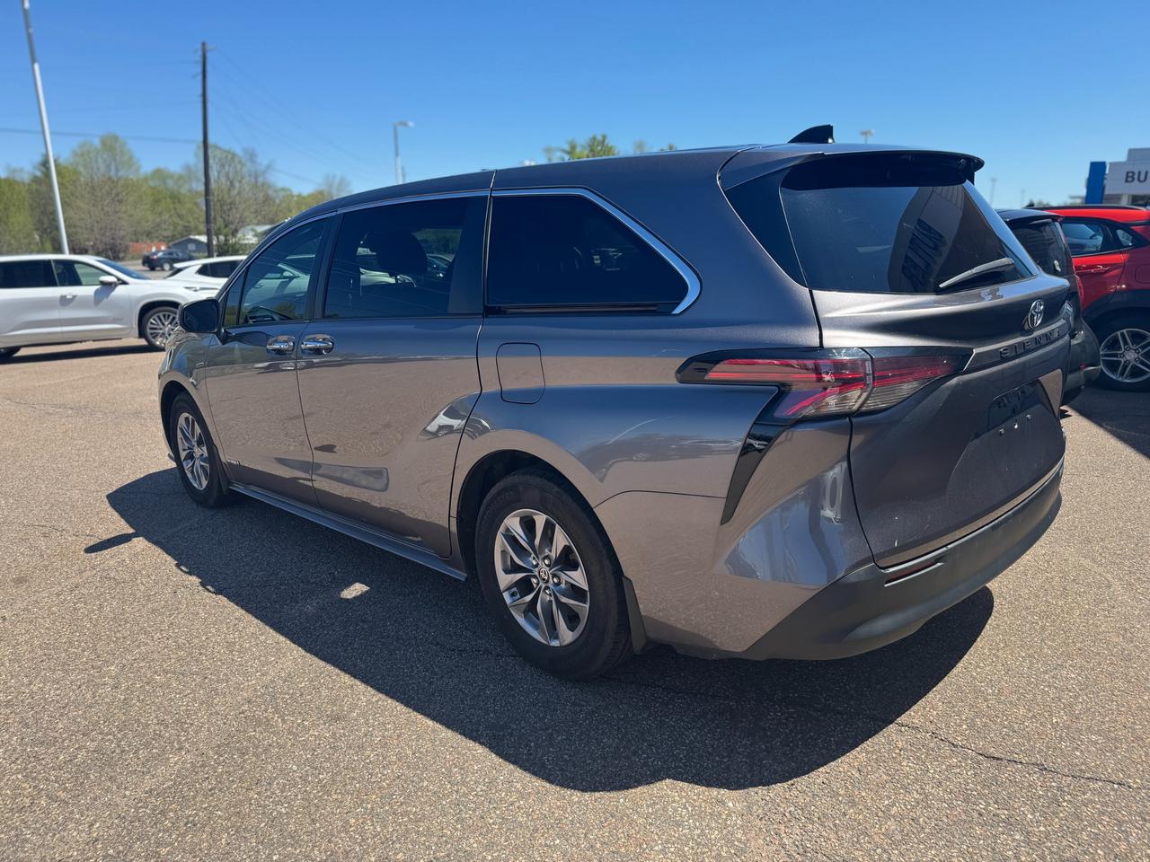 2021 Toyota Sienna XLE 8-Passenger 4dr Front-Wheel Drive Passenger Van Photo