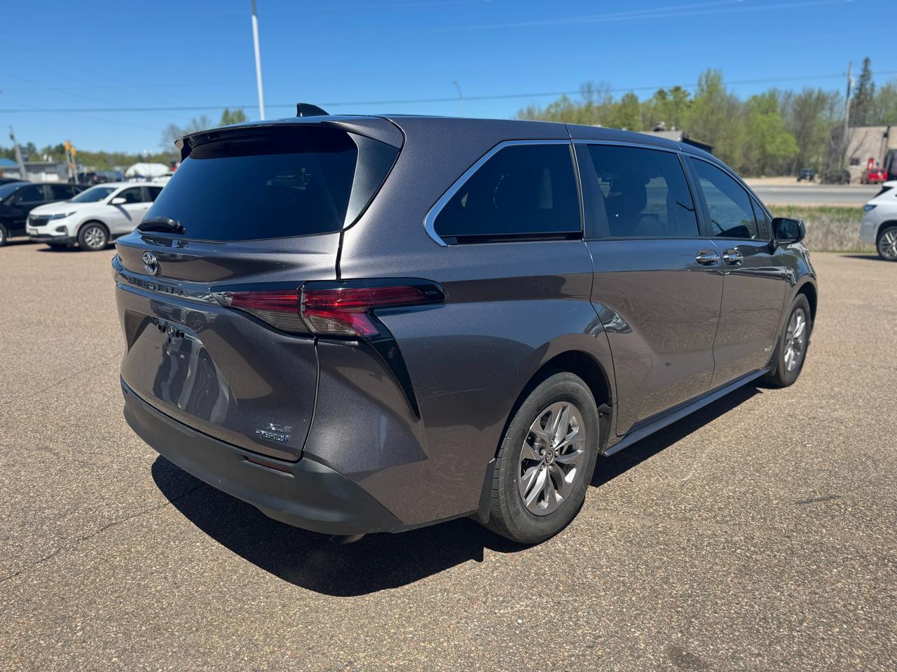 2021 Toyota Sienna XLE 8-Passenger 4dr Front-Wheel Drive Passenger Van Photo
