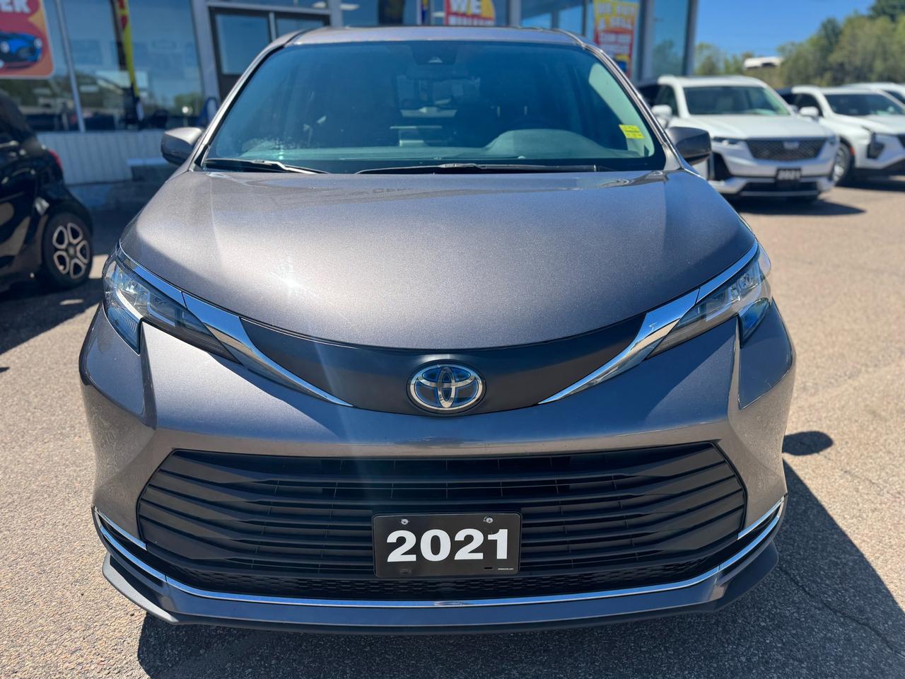 2021 Toyota Sienna XLE 8-Passenger 4dr Front-Wheel Drive Passenger Van Photo