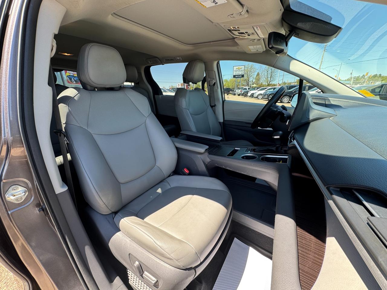2021 Toyota Sienna XLE 8-Passenger 4dr Front-Wheel Drive Passenger Van Photo