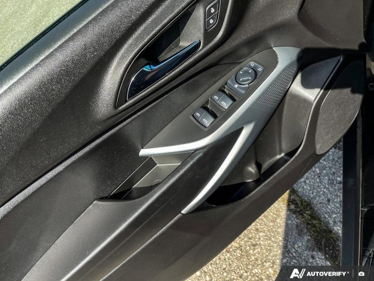 2025 Chevrolet Trax 1RS | Sunroof | CarPlay | Android Auto | Heated Seats & Steering Wheel | Lane Keep | Blind-Spot Photo