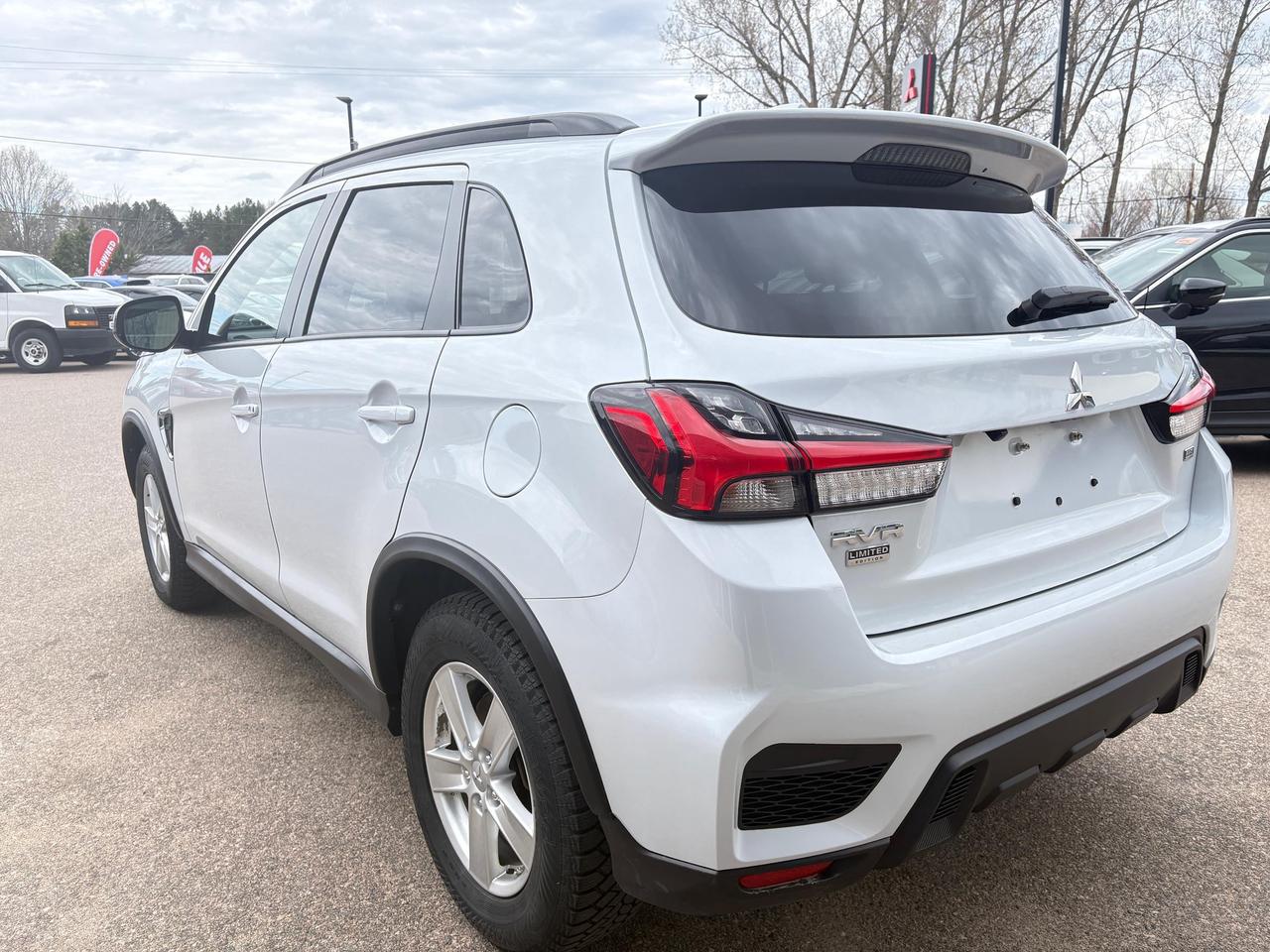 2023 Mitsubishi RVR LE 4dr AWC Photo