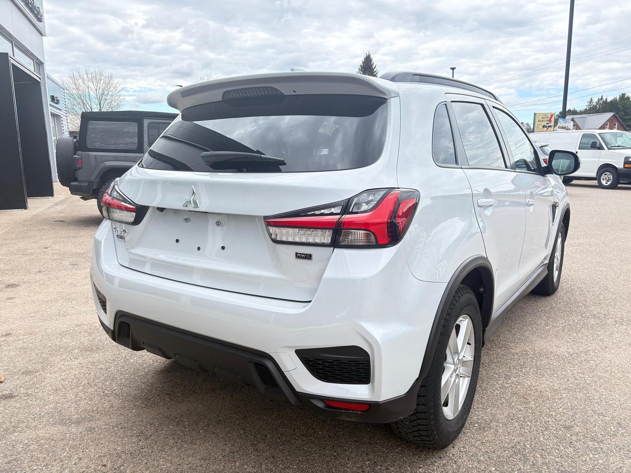 2023 Mitsubishi RVR LE 4dr AWC Photo