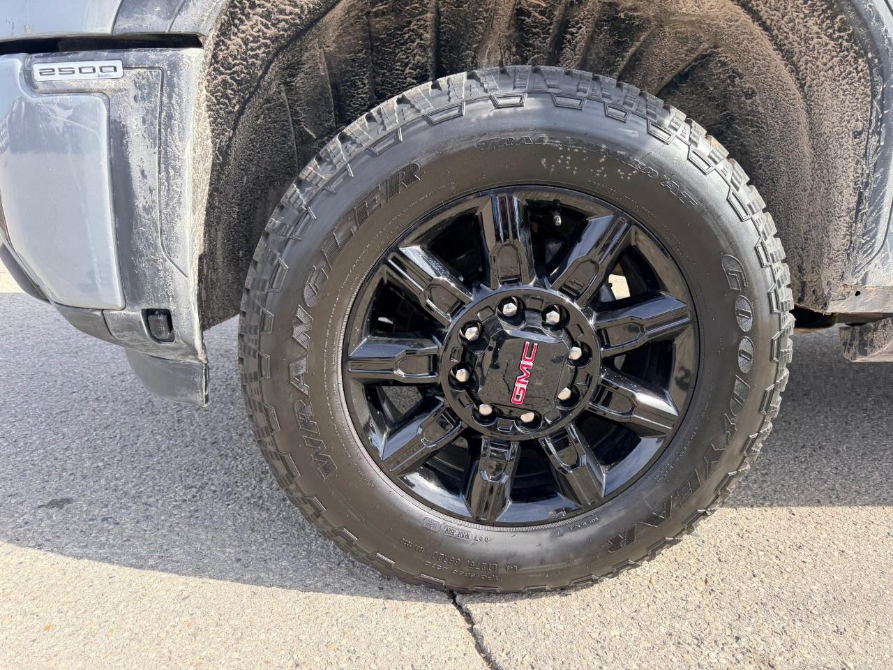 2025 GMC SIERRA 2500HD 4WD Crew Cab Standard Box AT4 Photo
