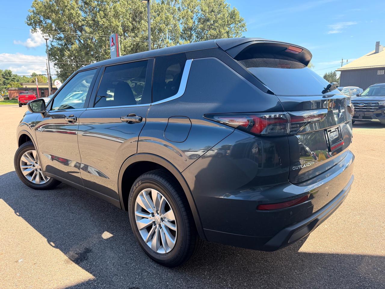 2026 Mitsubishi Outlander PHEV ES 4dr S-AWC Photo4
