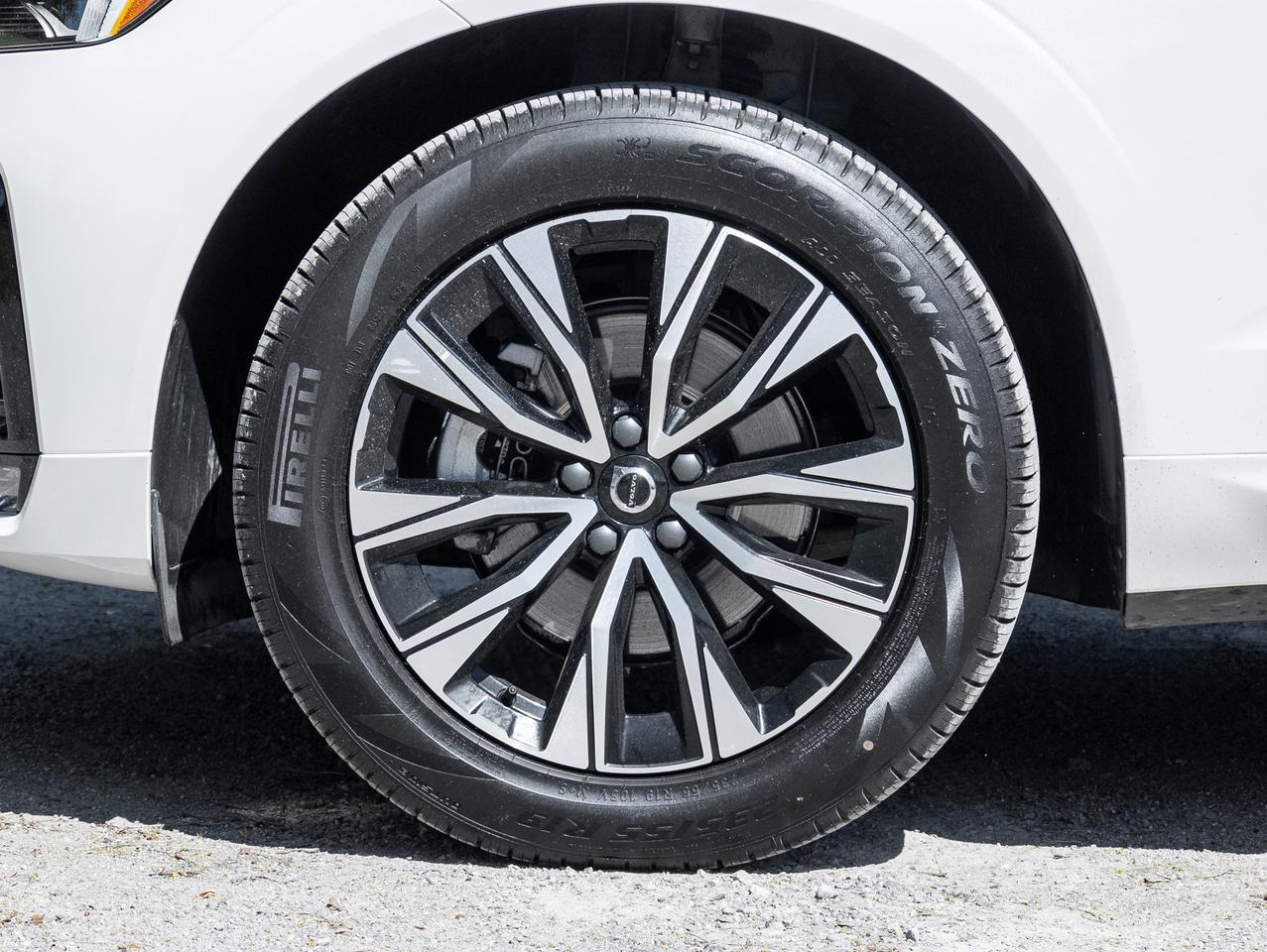 2025 Volvo XC60 B5 AWD Core  VOLVO CPO RATE fr 3.49%*  21" WHEELS Photo