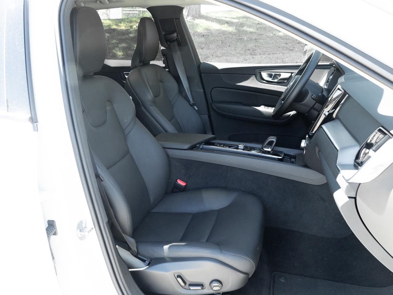 2025 Volvo XC60 B5 AWD Core  VOLVO CPO RATE fr 3.49%*  21" WHEELS Photo