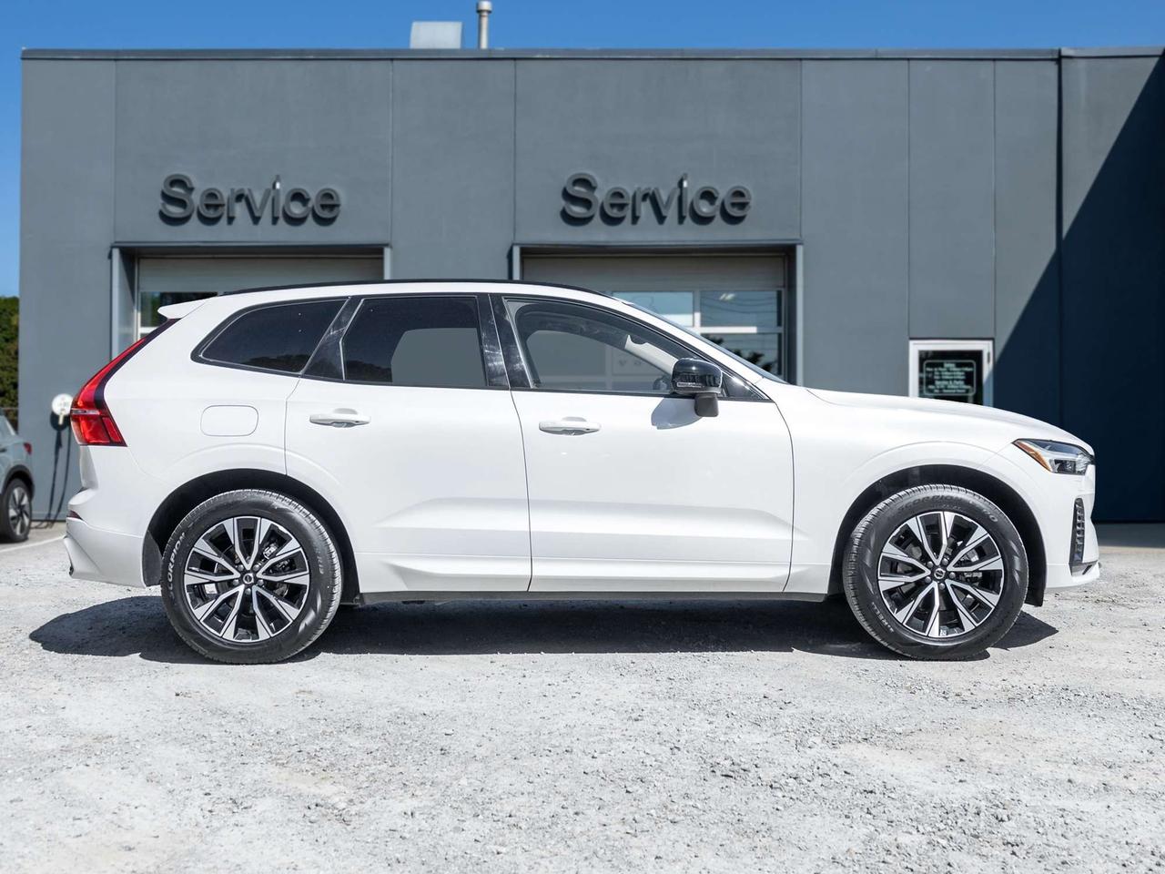 2025 Volvo XC60 B5 AWD Core  VOLVO CPO RATE fr 3.49%*  21" WHEELS Photo