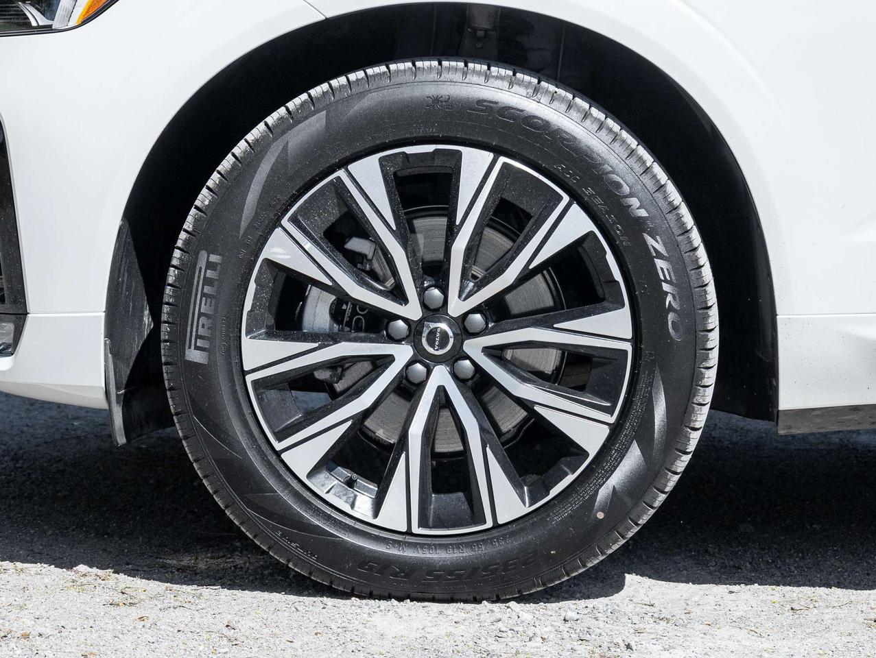 2025 Volvo XC60 B5 AWD Core  VOLVO CPO RATE fr 3.49%*  21" WHEELS Photo