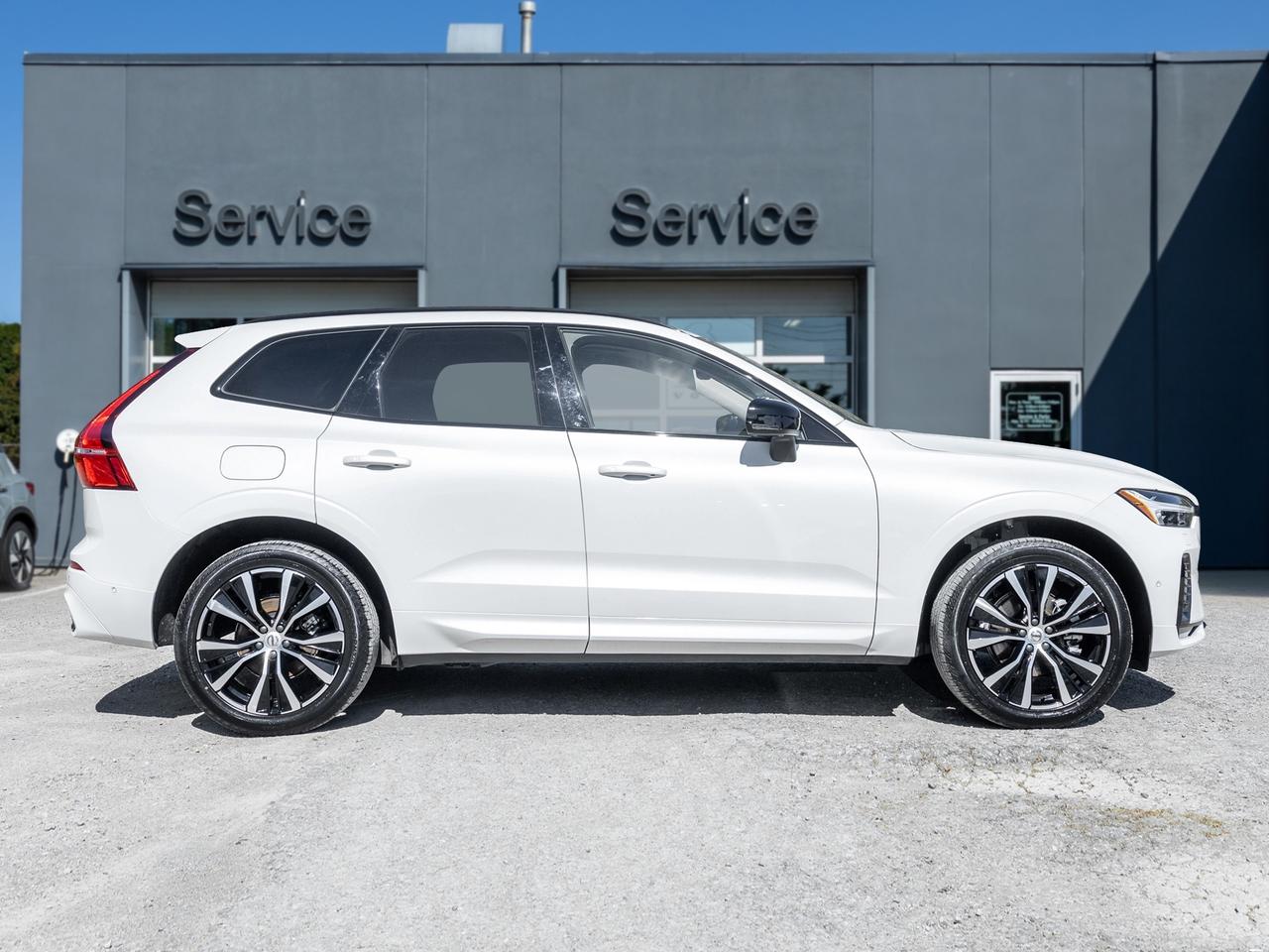 2025 Volvo XC60 B5 AWD PLUS  HARMAN KARDON  20" ALLOY WHEELS  CPO Photo