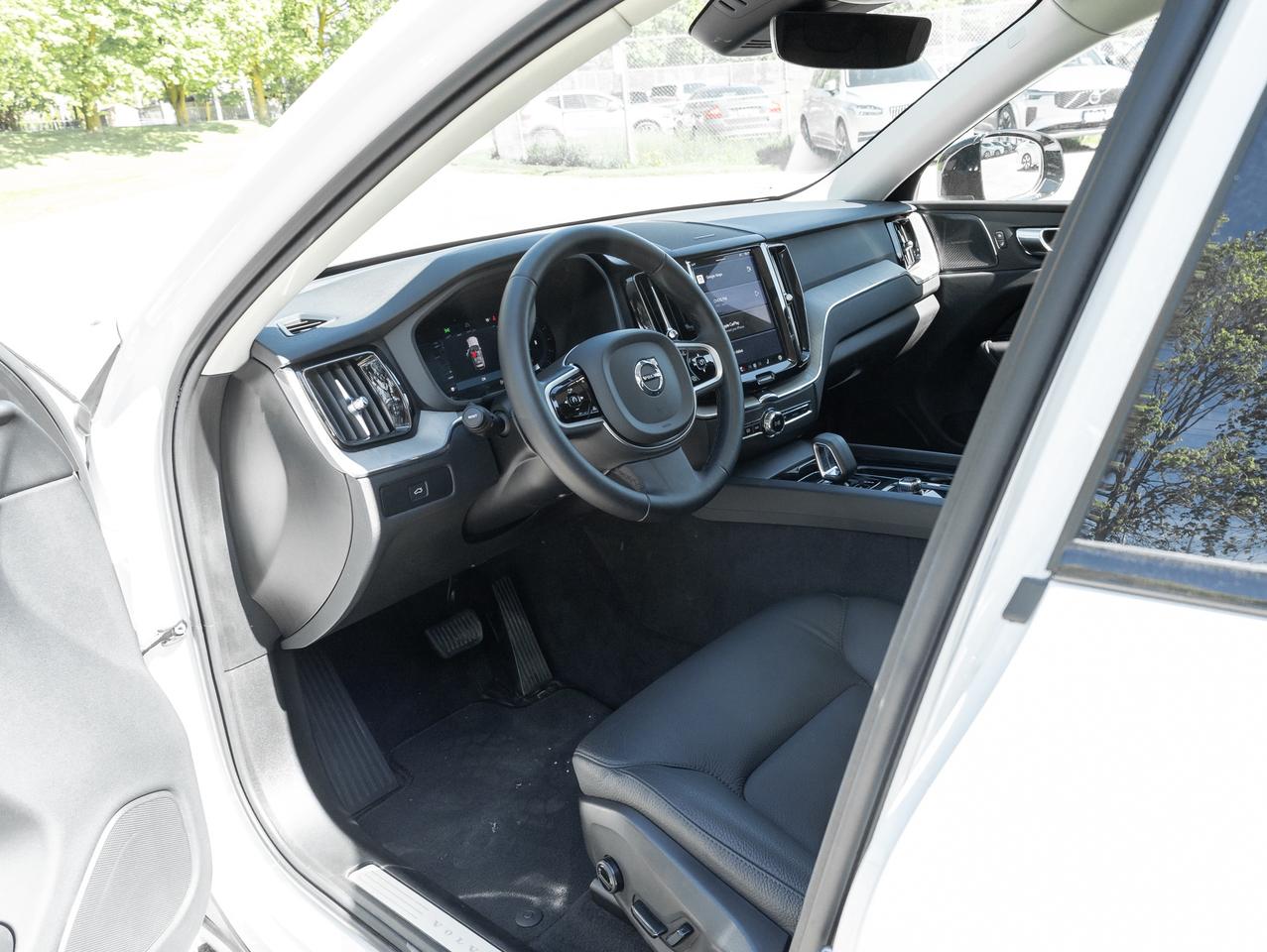 2025 Volvo XC60 B5 AWD PLUS  HARMAN KARDON  20" ALLOY WHEELS  CPO Photo