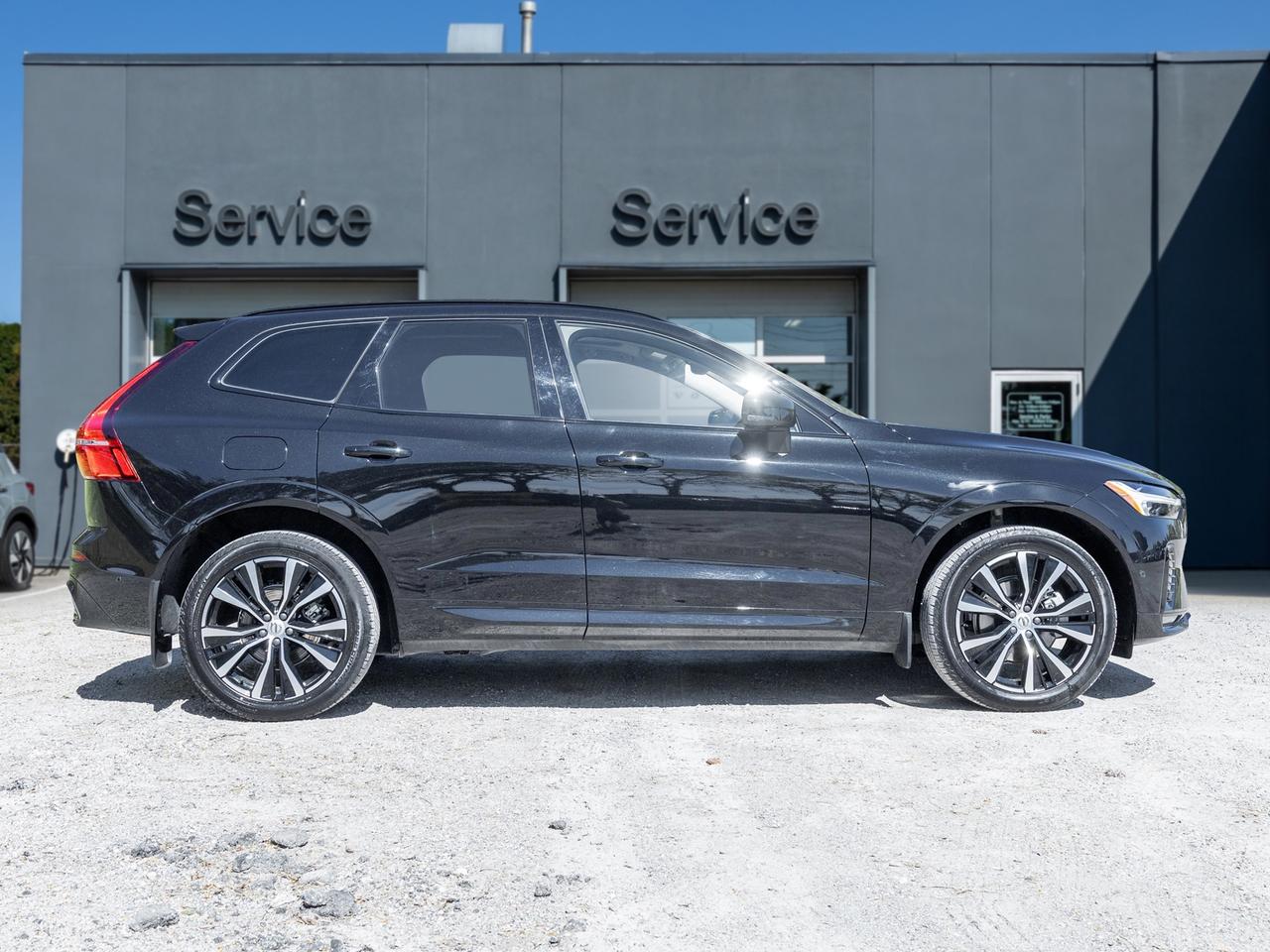 2025 Volvo XC60 B5 AWD PLUS  HARMAN KARDON  20" ALLOY WHEELS  CPO Photo