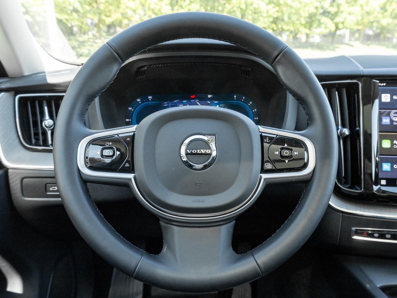 2025 Volvo XC60 B5 AWD PLUS  HARMAN KARDON  20" ALLOY WHEELS  CPO Photo