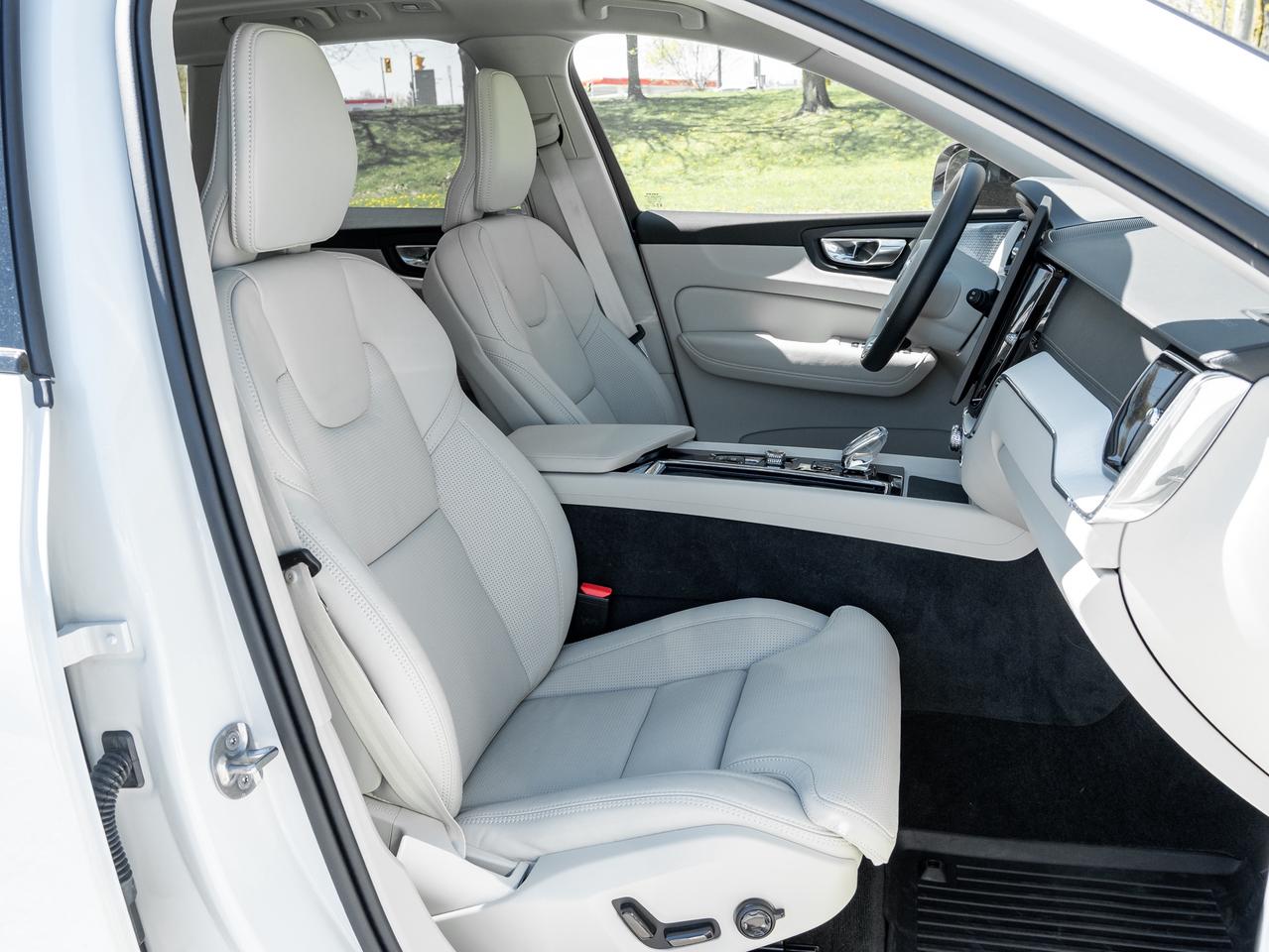 2026 Volvo XC60 Plug-In Hybrid T8 AWD Ultra Dark Theme Photo