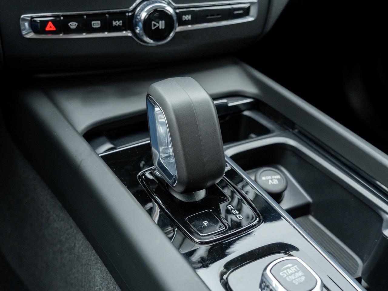 2025 Volvo XC60 B5 AWD Core  LIKE NEW  VOLVO CPO RATE FR 3.49%* Photo