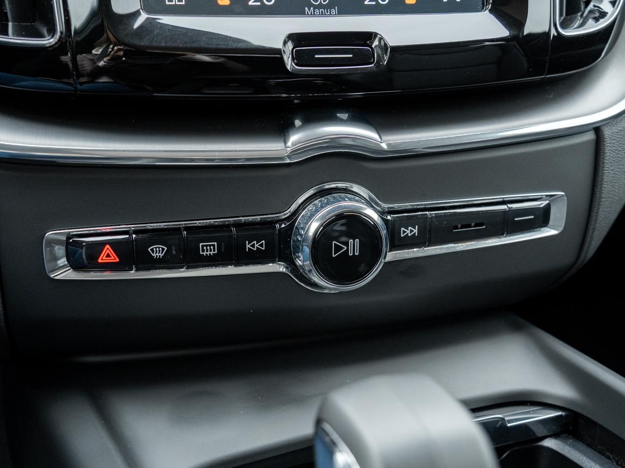 2025 Volvo XC60 B5 AWD Core  LIKE NEW  VOLVO CPO RATE FR 3.49%* Photo