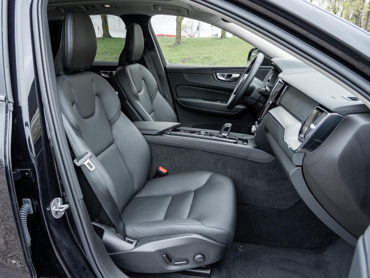 2025 Volvo XC60 B5 AWD Core  LIKE NEW  VOLVO CPO RATE FR 3.49%* Photo