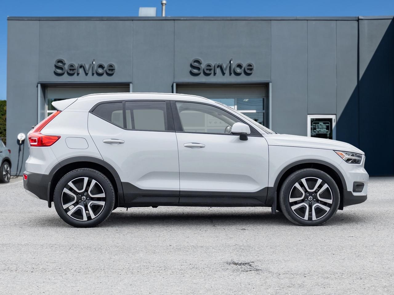 2022 Volvo XC40 T5 AWD  HARMAN KARDON  NAVI  PREMIUM PACK  CPO Photo