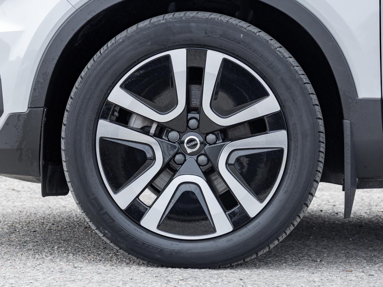 2022 Volvo XC40 T5 AWD  HARMAN KARDON  NAVI  PREMIUM PACK  CPO Photo
