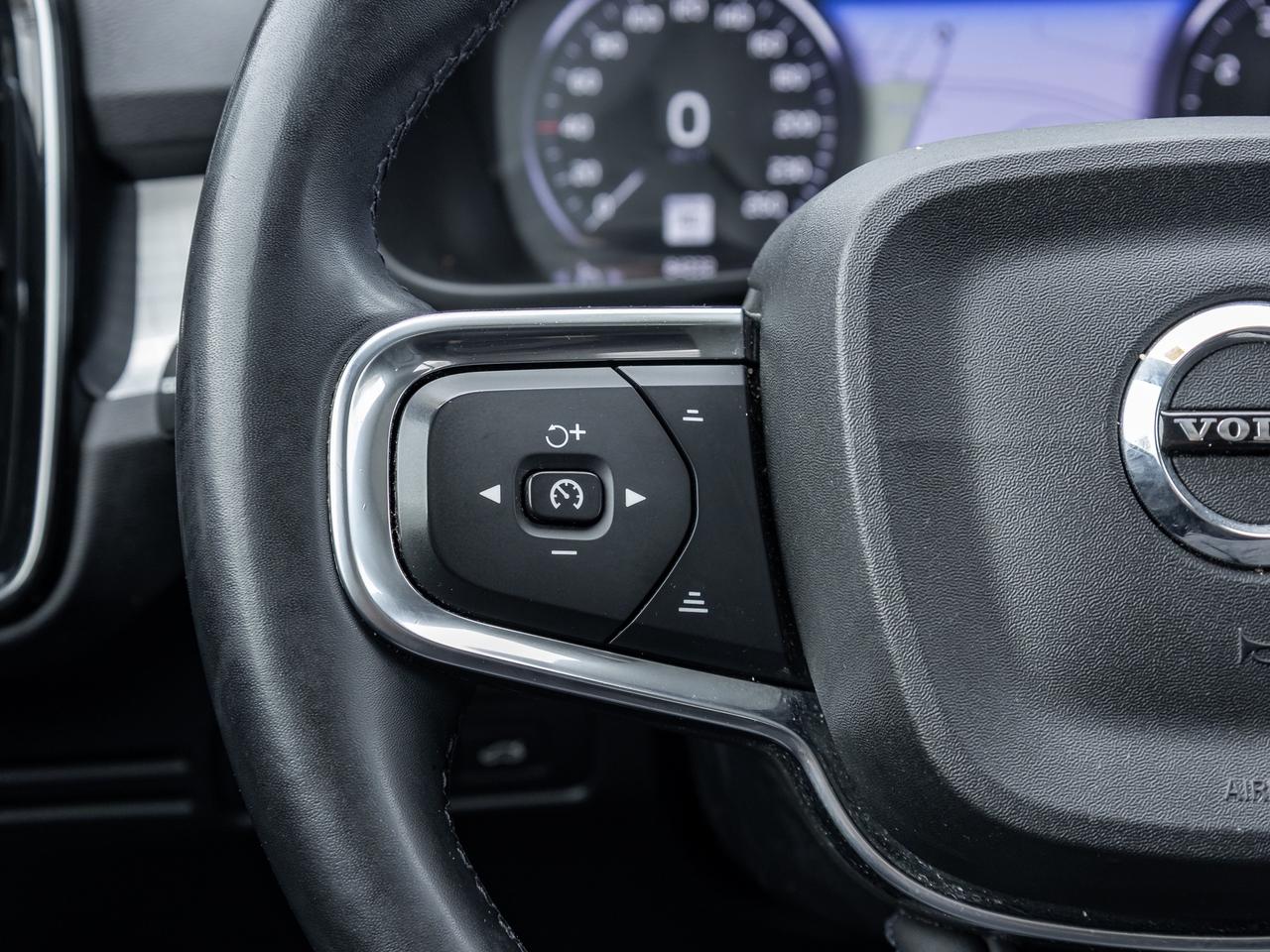 2022 Volvo XC40 T5 AWD  HARMAN KARDON  NAVI  PREMIUM PACK  CPO Photo